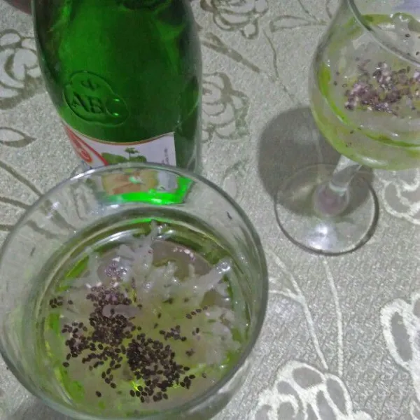 Masukkan sirup melon dan daun mint.