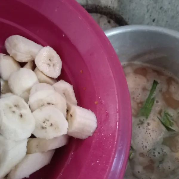 Masukkan singkong dan labu kuning kukus, dilanjutkan dengan pisang kepok yang sudah dipotong. Aduk dan masak hingga mendidih dan agak kental.