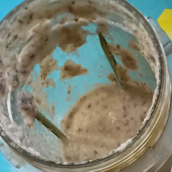 Haluskan bumbu.