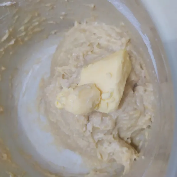 Lalu masukkan mentega dan garam, uleni sampai kalis elastis. Saya mixer selama 15 menit.