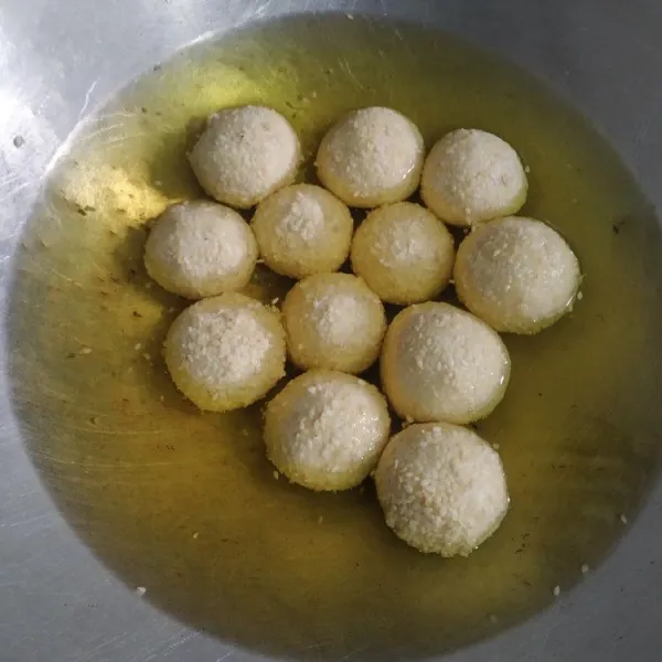 Masukkan onde-onde ke dalam minyak yang banyak, usahakan onde-onde terendam dengan minyak lalu nyalakan apinya. Gunakan api kecil agar onde-onde tidak meletup saat digoreng.