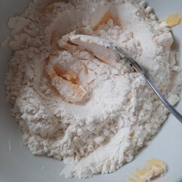 Campurkan tepung terigu dengan margarine, aduk hingga menjadi adonan kasar.