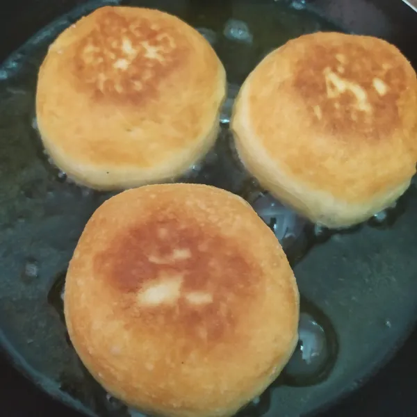 Panaskan minyak, goreng donat dengan api kecil, cukup satu kali balikan saja, biarkan hangat lalu beri aneka topping sesuai selera.