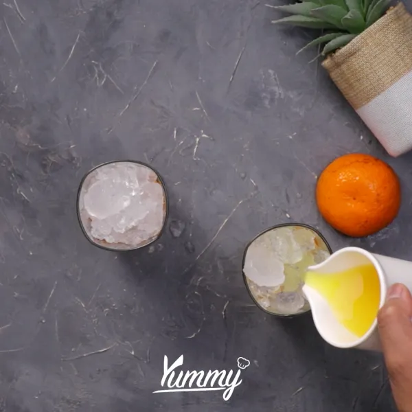 Tambahkan sirup orange dan daun mint yang telah disobek sebelumnya.