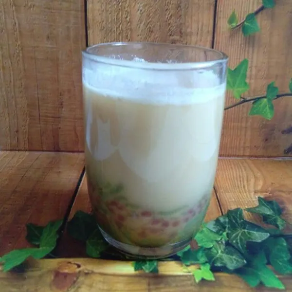 Lalu tuangkan santan, dan siap untuk di sajikan. Bisa ditambahkan es batu ya, kalau saya di taruh di kulkas dulu.