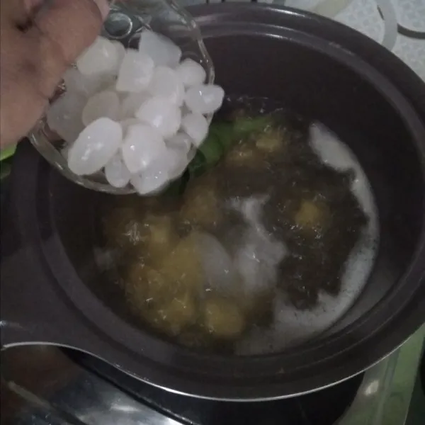 Masukkan kolang kaling, rebus sampai mendidih.