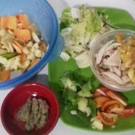 Siapkan bahan-bahan yang akan dimasak. Potong-potong wortel, sawi putih, baby corn. suwir-suwir ayam rebus, dan telur dadar. haluskan bawang putih dan bawang merah. iris tipis daun bawang dan tomat.
