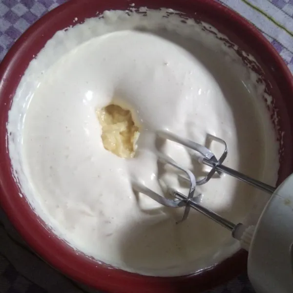 Masukkan adonan tape ke dalam adonan telur secara bertahap, mixer perlahan sampai tercampur rata. Tambahkan kismis secukupnya.