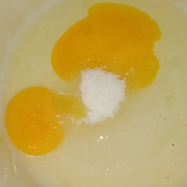 campur telur gula dan sp aduk hingga rata menggunakan whick hingga brubah warna kepucatan