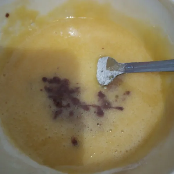 Masukkan milo cair dan lelehkan blueband, campur rata sampai mengental.