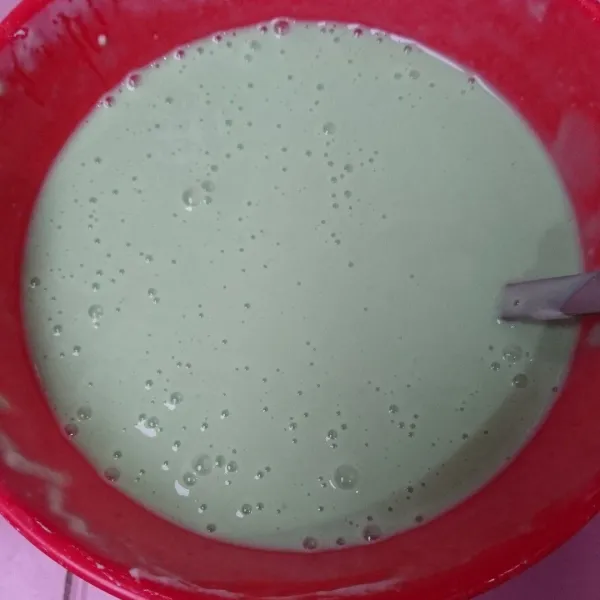 Kemudian masukkan air gula dan garam yang sudah di masak terlebih dahulu, lalu di lanjutkan menuangkan pewarna makanan 1 sdt, aduk hingga rata.