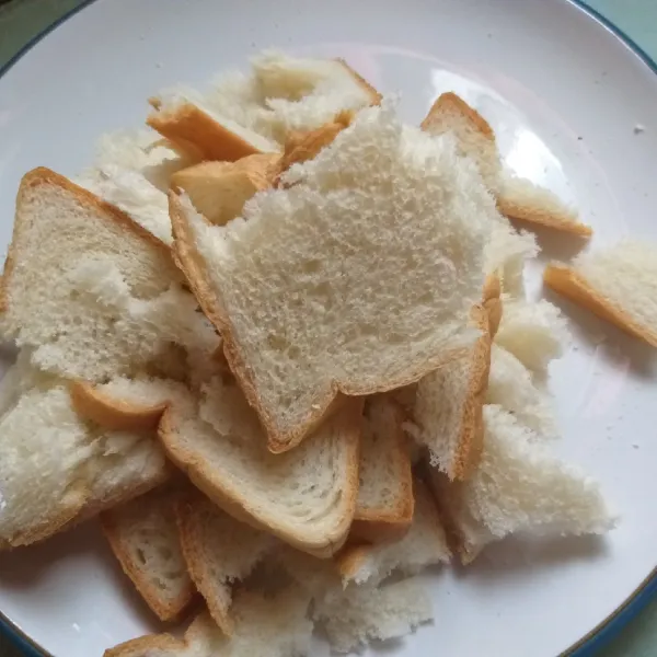 Sobek-sobek roti tawar, sisihkan.