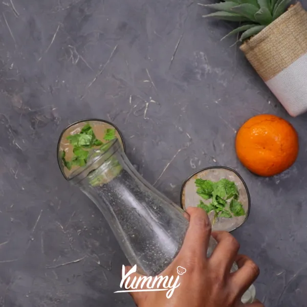 Tuangkan air soda ke dalam gelas saji hingga hampir penuh.
