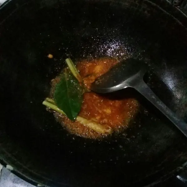 Tumis bumbu halus, sereh dan daun salam sampai layu dan harum.