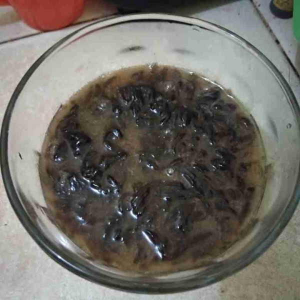 Masukkan cincau serut ke dalam gelas, tuang rebusan gula dan beri es batu. Siap untuk disajikan untuk buka puasa.