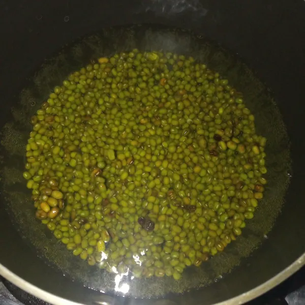 Cuci bersih kacang hijau, lalu rebus dan ungkep sampai empuk hingga airnya menyusut.