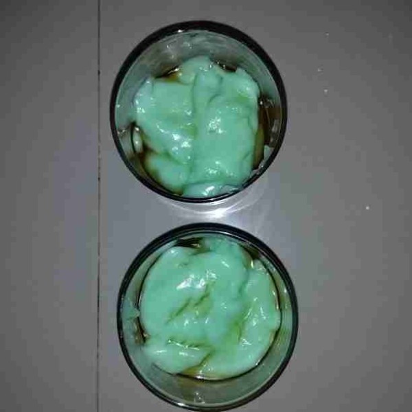 Siapkan wadah. Tuang 2 sdm air kinca. Masukan lapisan hijau secukupnya. Tambahkan lapisan putih sesuai selera. Simpan dalam kulkas lebih nikmat.
