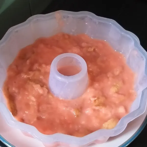 Setelah meletup-letup matikan kompor, masukan bahan puding ke dalam cetakan, angin-angin hingga uap hilang, dan masukan ke dalam kulkas. jika sudah mengeras dan dingin siap disajikan.