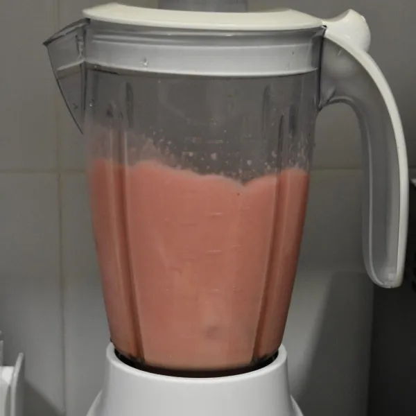 Blender jus sampai halus. Tuangkan kedalam gelas masukan potongan semangka yang di potong dadu kecil, dan sajikan. Yummy 👌