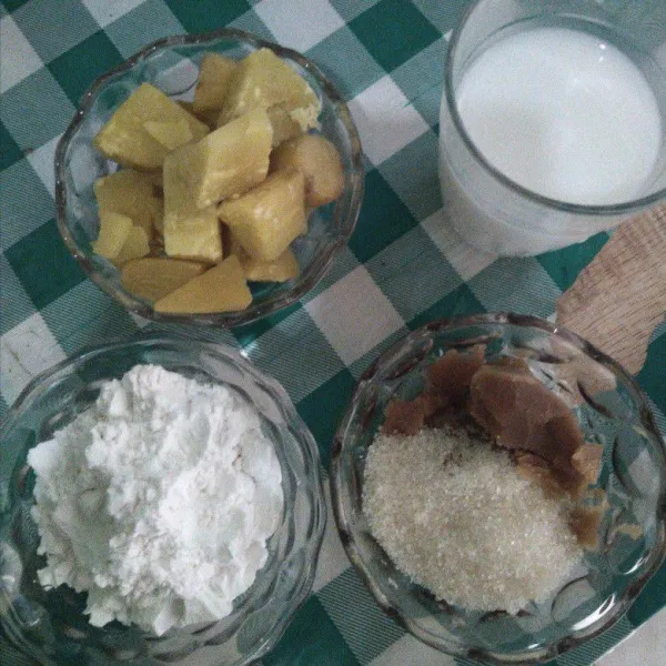 Siapkan semua bahan, ubi direbus dulu.