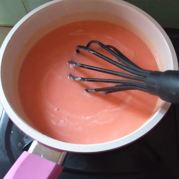 Masukan air, bubuk jelly, pasta cocopandan, kental manis, gula, dan susu bubuk, aduk hingga larut dan meletup-letup di atas api kecil.