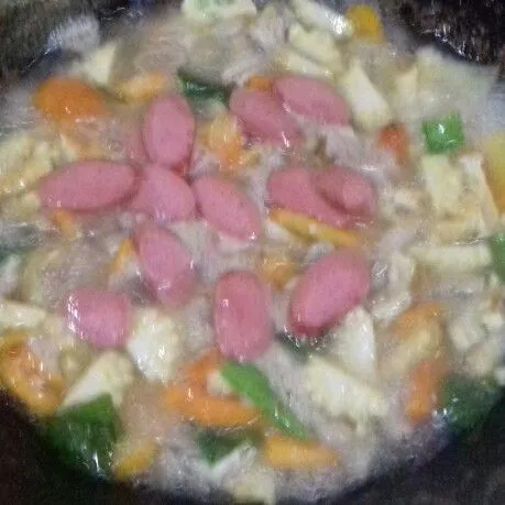 Masukkan sosis aduk rata.