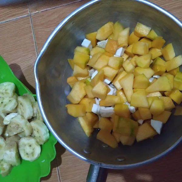 Labu kuning dan ubi dikupas, cuci bersih lalu potong-potong, pisang juga dipotong-potong.
