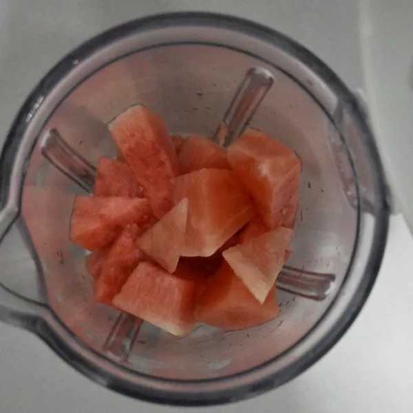 Buang kulit semangka, potong-potong semangka dan masukan kedalam blender,dan tuangkan air.
