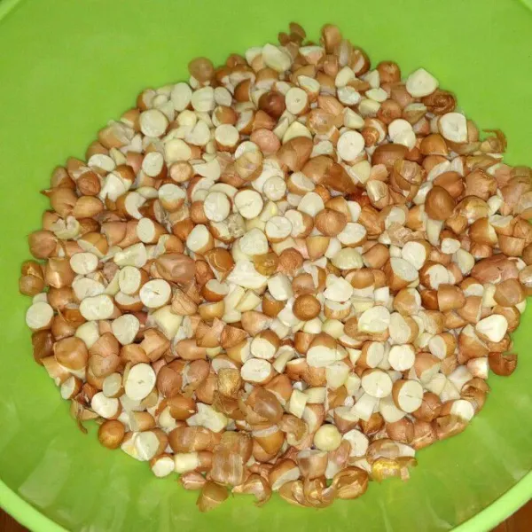 Potong-potong kacang bagi jadi 2 bagian sisihkan dahulu
