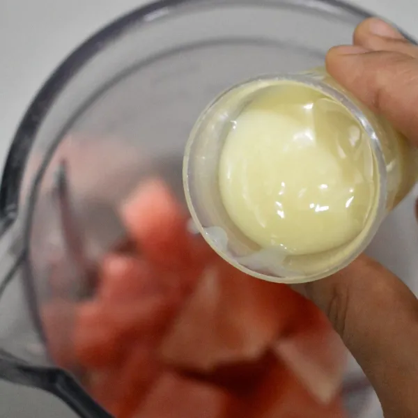 Tuangkan susu kental manis.