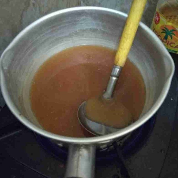 Rebus air, gula merah dan gula pasir hingga mendidih.