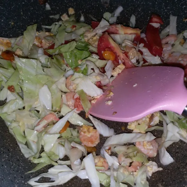 Masukkan kubis dan tomat, aduk rata.