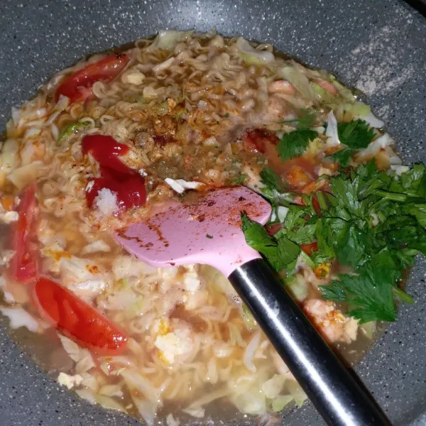 Bubuhi sea salt, kecap manis, saus, selederi, bumbu mie instan, aduk rata. Sajikan.