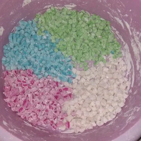 Ambil adonan putih lalu pilin sambil taburi tepung lalu potong potong. Lakukan juga pada warna hijau, merah dan biru sampai habis.