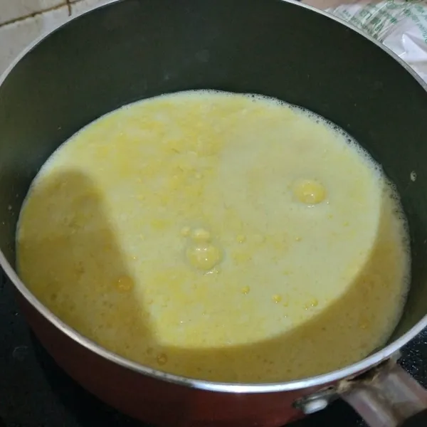 Rebus jagung sampai matang kemudian pipil jagung dan blender hingga halus dengan susu full cream, lalu saring dan masukkan ke dalam panci.