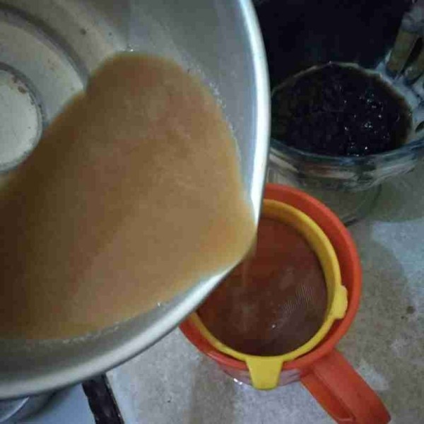 Saring rebusan gula merah.