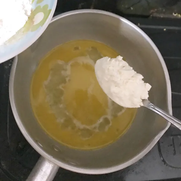 Bila margarin sudah meleleh masukkan 20 gram gula pasir dan 150gram tepung terigu.