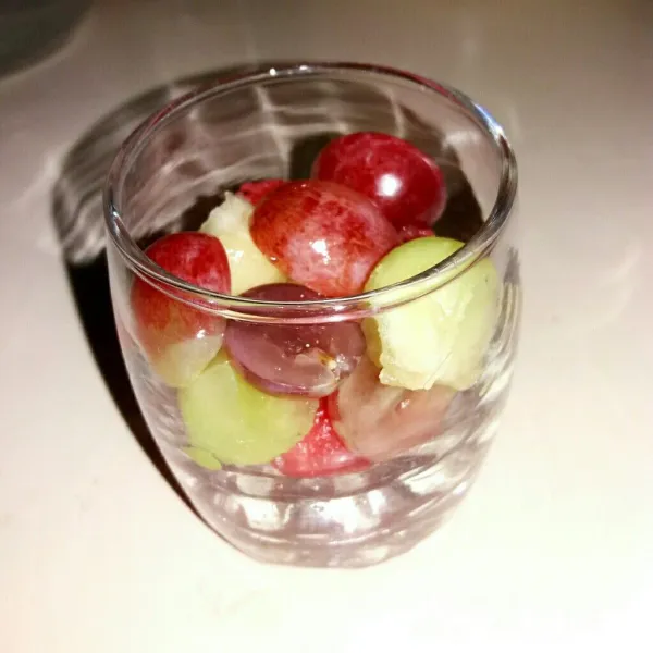 Tata buah-buahan di gelas.