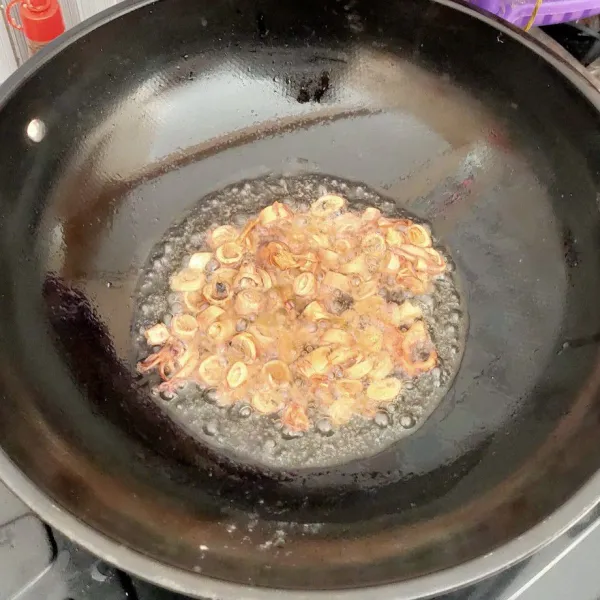 Potong cumi sesuai selera, kemudian goreng dalam minyak panas, hingga kecoklatan. Angkat, sisihkan.