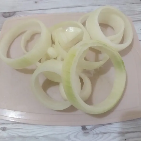 Iris melingkar, kemudian lepaskan lapisan-lapisannya, sisihkan.