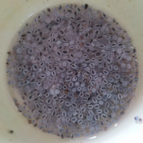 Rendam biji selasih dengan air, tiriskan.