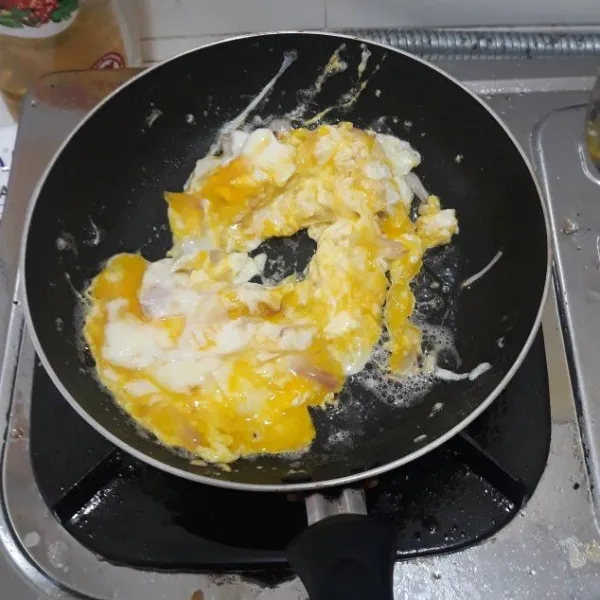 masak telur dengan di orak-arik