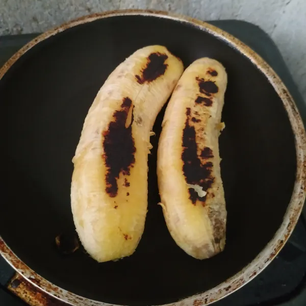 Panggang pisang menggunakan teflon.