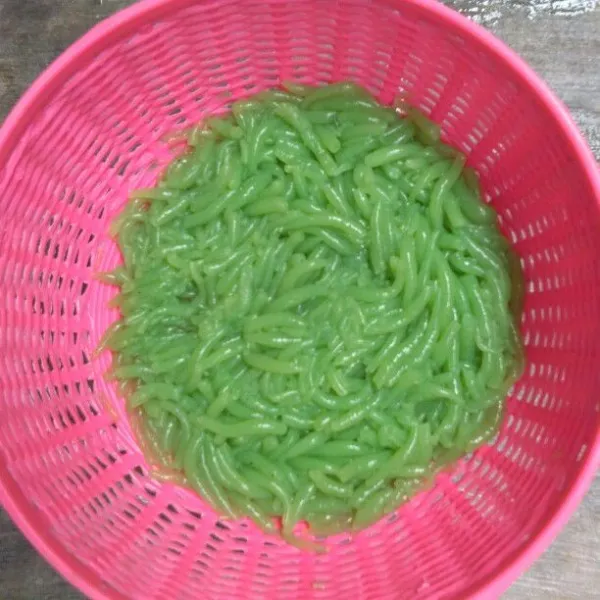 Cuci bersih cendol dengan air matang, lalu tiriskan.