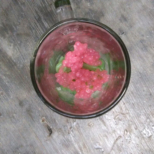 Siapkan gelas, lalu isi dengan cendol dan sagu mutiara.