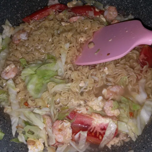 Tuang air, biarkan agak mendidih lalu masukkan mie rebusnya.