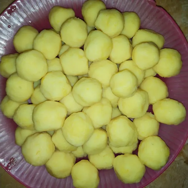 Bulatkan isian dengan berat 10 gr.