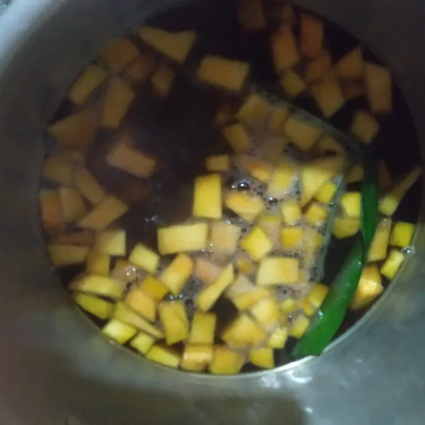 Didihkan air, rebus bersama daun pandan, gula merah, gula pasir, garam, labu kuning dan ubi.