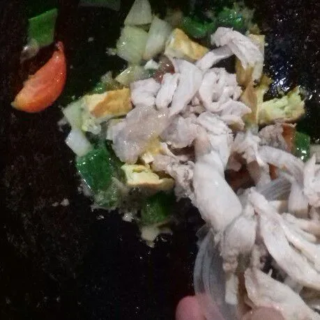 Masukkan ayam rebus dan dadar telor, aduk rata
