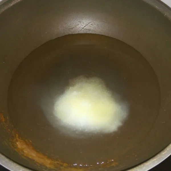 Masak air masukan garam, kaldu bubuk dan gula masak hingga mendidih kecilkan api